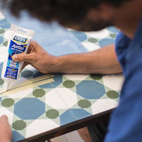 Proyectos - Cómo hacer una mesa con azulejos para la terraza - Ceys